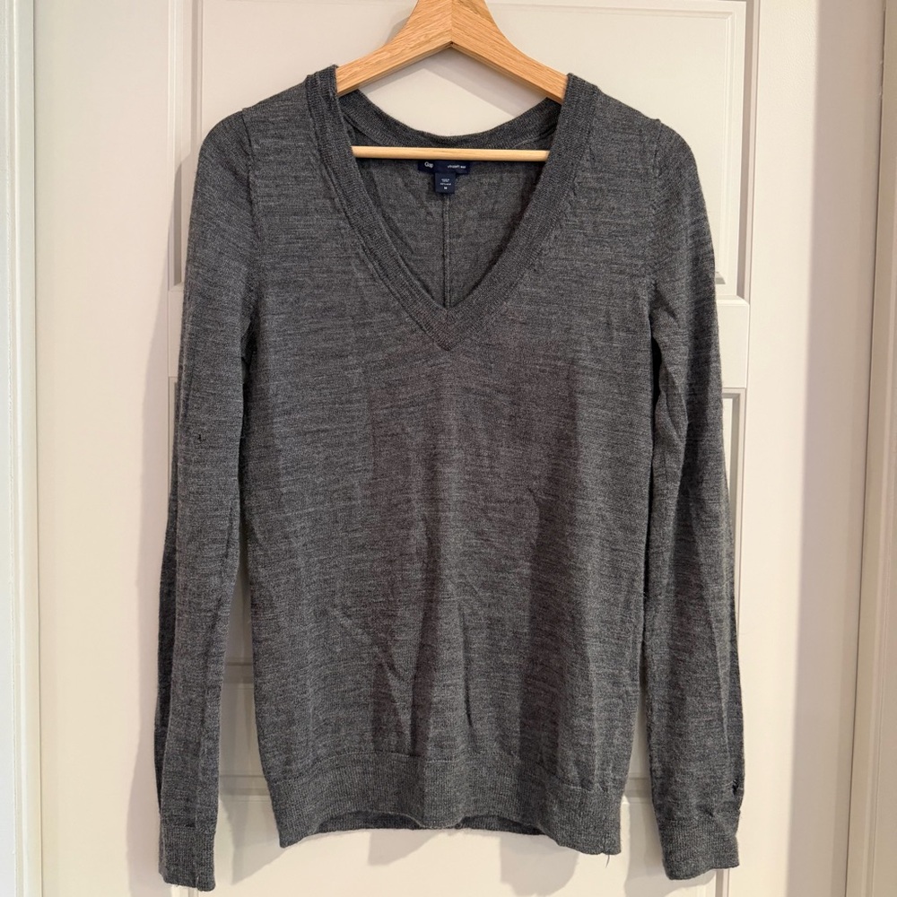 GAP Charcoal V-Neck 100% Wool Sweater Size‎ Medium